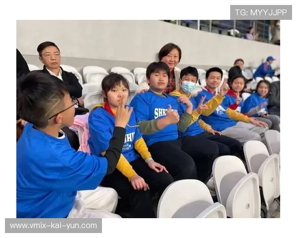 比赛现场小朋友观赛 家庭参与体育活动