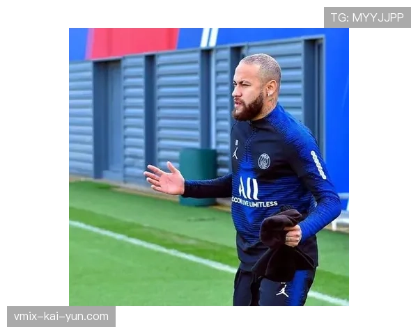 前巴黎圣日耳曼球星内马尔现身王子公园球场观看老东家比赛